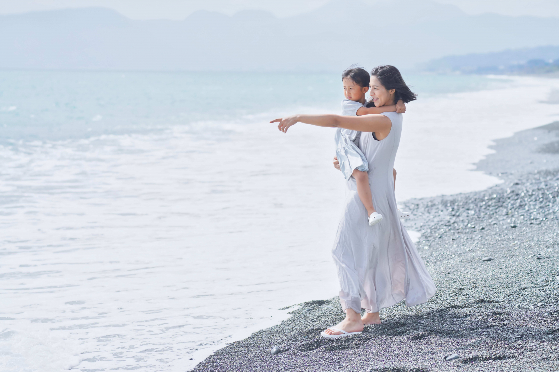 海に来ている母と子